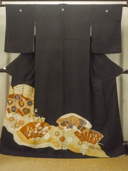 画像1: O0624F 女性用留袖  シルク（正絹） 黒, 菊 【中古】【USED】【リサイクル】 ★★☆☆☆【O0624F】 (1)