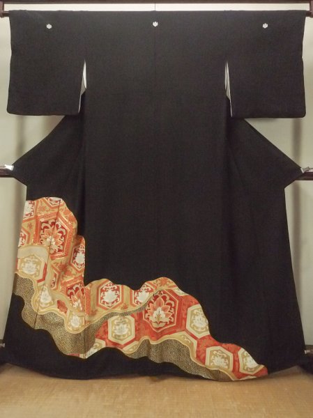 画像1: O0624G 女性用留袖  シルク（正絹） 黒, 唐花 【中古】【USED】【リサイクル】 ★☆☆☆☆【O0624G】 (1)