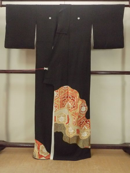 画像2: O0624G 女性用留袖  シルク（正絹） 黒, 唐花 【中古】【USED】【リサイクル】 ★☆☆☆☆【O0624G】 (2)