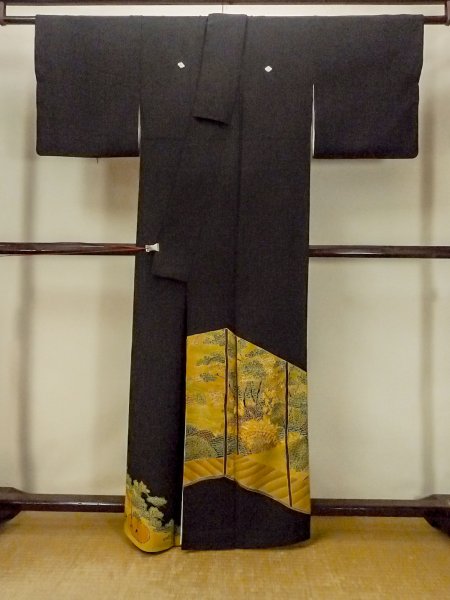 画像2: O0624L 女性用留袖  シルク（正絹） 黒, 花 【中古】【USED】【リサイクル】 ★★★☆☆【O0624L】 (2)