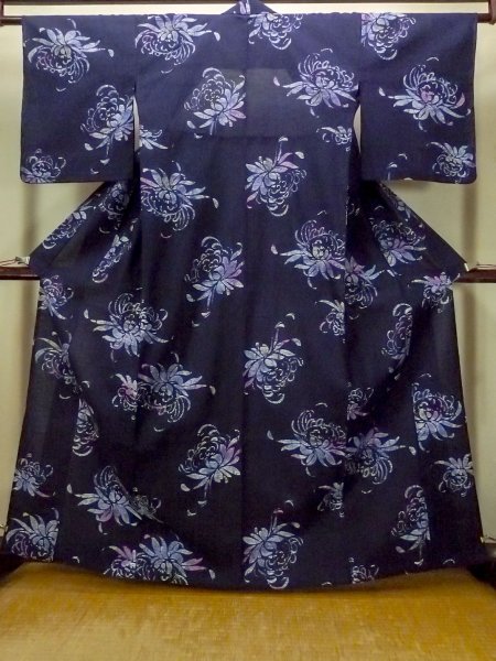 画像1: O0624V 女性用注染浴衣  綿 深い藍, 菊 【中古】【USED】【リサイクル】 ★★★☆☆【O0624V】 (1)