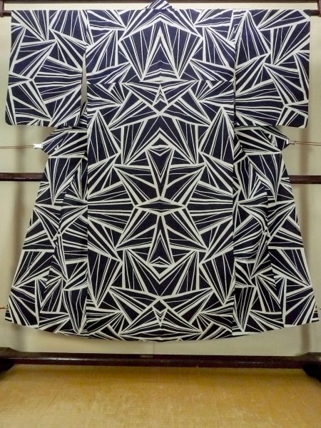 画像1: O0624W 女性用浴衣（日本製）  綿 深い藍, 幾何学模様 【中古】【USED】【リサイクル】 ★★☆☆☆【O0624W】 (1)