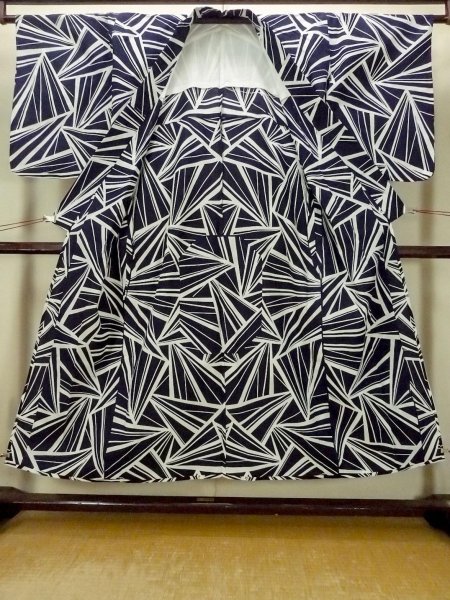 画像2: O0624W 女性用浴衣（日本製）  綿 深い藍, 幾何学模様 【中古】【USED】【リサイクル】 ★★☆☆☆【O0624W】 (2)