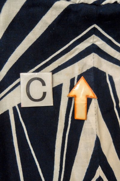 画像16: O0624W 女性用浴衣（日本製）  綿 深い藍, 幾何学模様 【中古】【USED】【リサイクル】 ★★☆☆☆【O0624W】 (16)