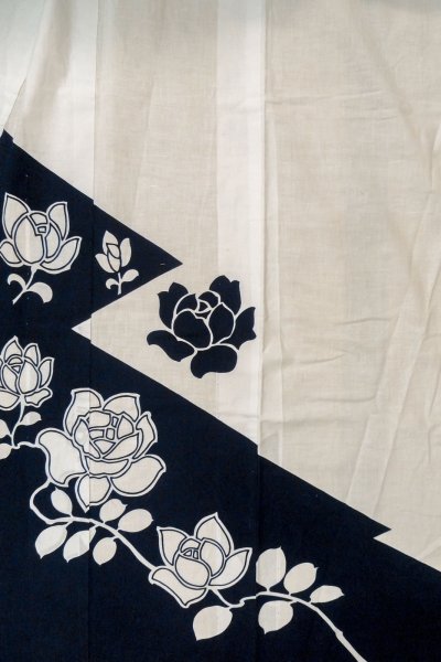 画像3: O0624X 女性用浴衣（日本製）  綿麻 白, 花 【中古】【USED】【リサイクル】 ★★☆☆☆【O0624X】 (3)