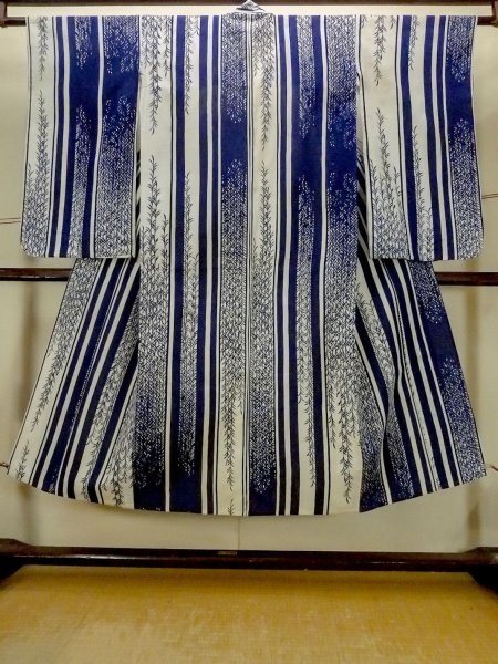 画像1: O0625D 女性用浴衣（日本製）  綿麻 藍, 草 【中古】【USED】【リサイクル】 ★★☆☆☆【O0625D】 (1)