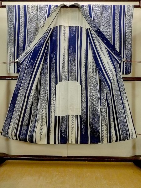 画像2: O0625D 女性用浴衣（日本製）  綿麻 藍, 草 【中古】【USED】【リサイクル】 ★★☆☆☆【O0625D】 (2)