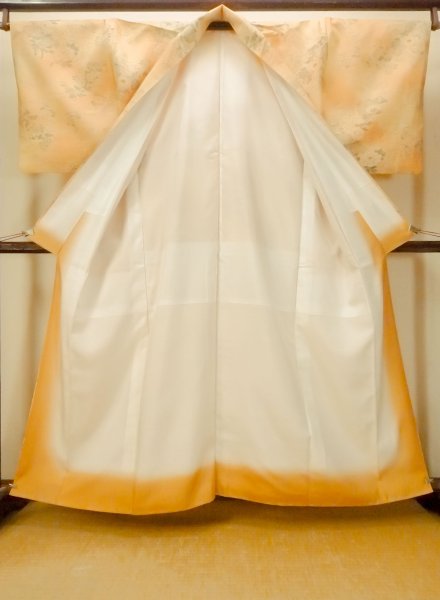 画像2: O0711A 女性用紬  シルク（正絹） 淡い橙色, ぼたん 【中古】【USED】【リサイクル】 ★★★☆☆【O0711A】 (2)