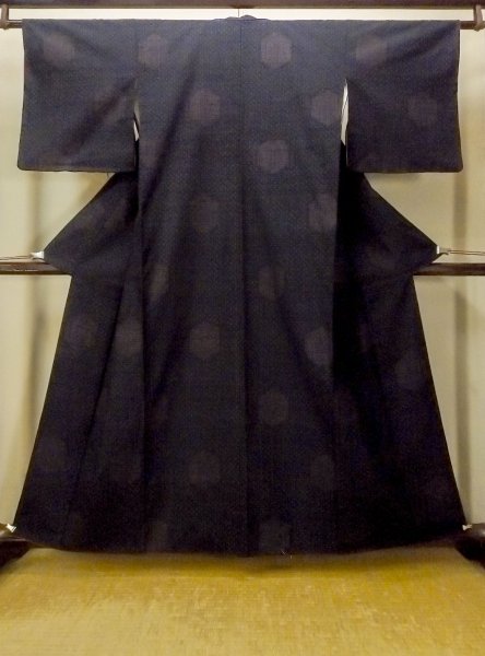 画像1: O0711H 女性用紬 石下結城紬 シルク（正絹） 黒, 亀甲 【中古】【USED】【リサイクル】 ★★★★☆【O0711H】 (1)