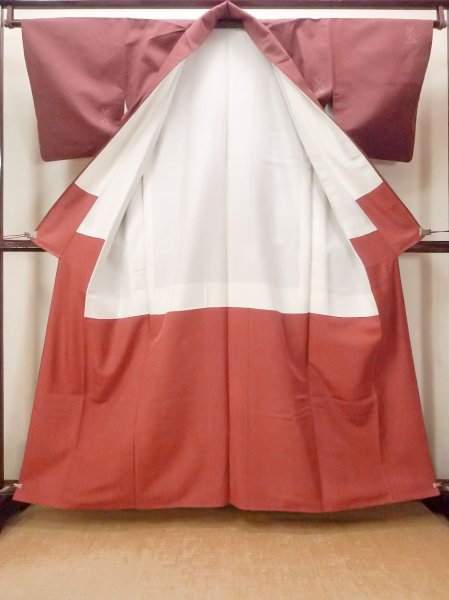 画像2: O0711Q 女性用紬  シルク（正絹） 淡いえんじ, 幾何学模様 【中古】【USED】【リサイクル】 ★★★☆☆【O0711Q】 (2)