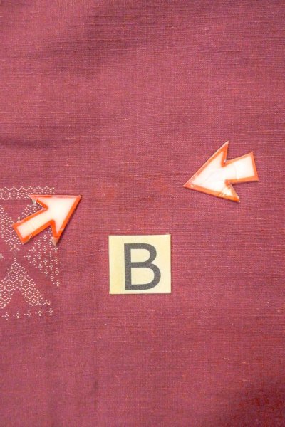 画像15: O0711Q 女性用紬  シルク（正絹） 淡いえんじ, 幾何学模様 【中古】【USED】【リサイクル】 ★★★☆☆【O0711Q】 (15)