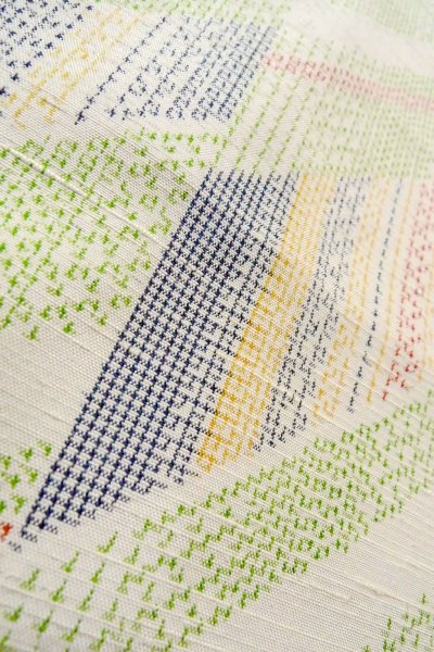 画像8: O0711Z 女性用紬  シルク（正絹） 淡いマルチカラー, 幾何学模様 【中古】【USED】【リサイクル】 ★★★☆☆【O0711Z】 (8)