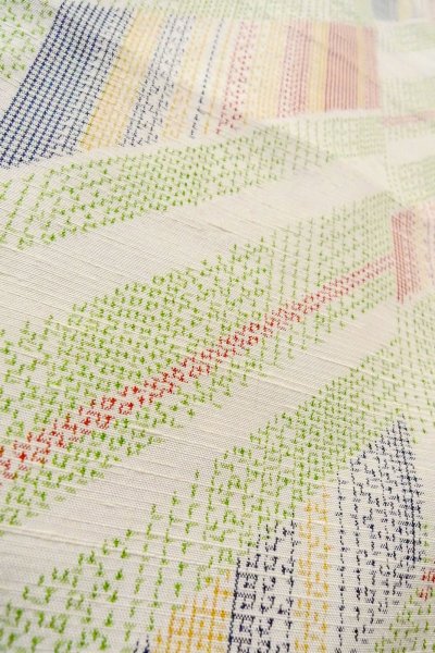 画像9: O0711Z 女性用紬  シルク（正絹） 淡いマルチカラー, 幾何学模様 【中古】【USED】【リサイクル】 ★★★☆☆【O0711Z】 (9)