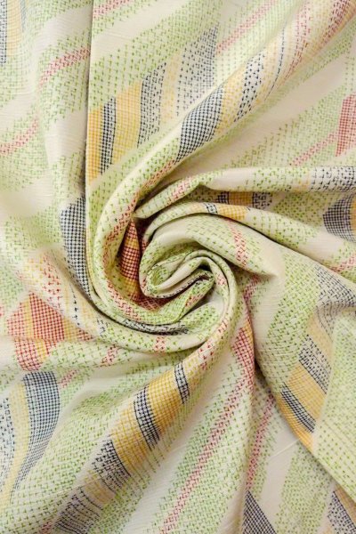 画像12: O0711Z 女性用紬  シルク（正絹） 淡いマルチカラー, 幾何学模様 【中古】【USED】【リサイクル】 ★★★☆☆【O0711Z】 (12)