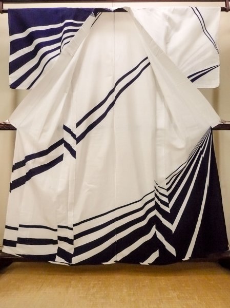 画像2: O0718U 女性用浴衣(日本製)  綿 白, 線 【中古】【USED】【リサイクル】 ★★☆☆☆【O0718U】 (2)