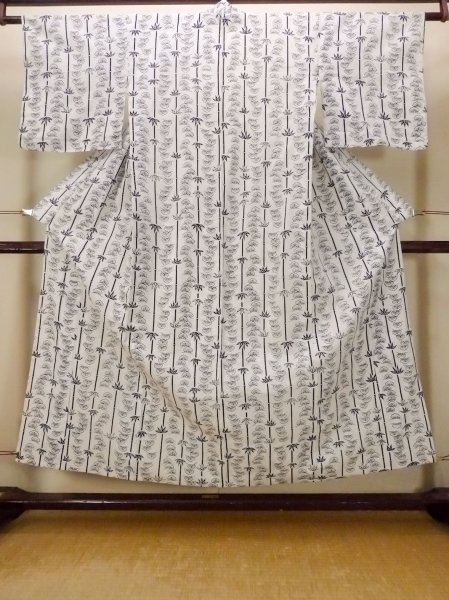 画像1: O0718W 女性用浴衣(日本製)  綿 白, 椿 【中古】【USED】【リサイクル】 ★★☆☆☆【O0718W】 (1)