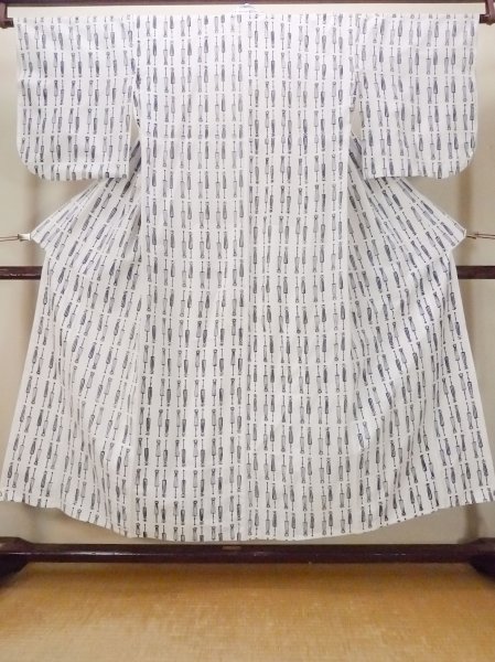 画像1: O0718X 女性用浴衣(日本製)  綿 白, 抽象的模様 【中古】【USED】【リサイクル】 ★★☆☆☆【O0718X】 (1)