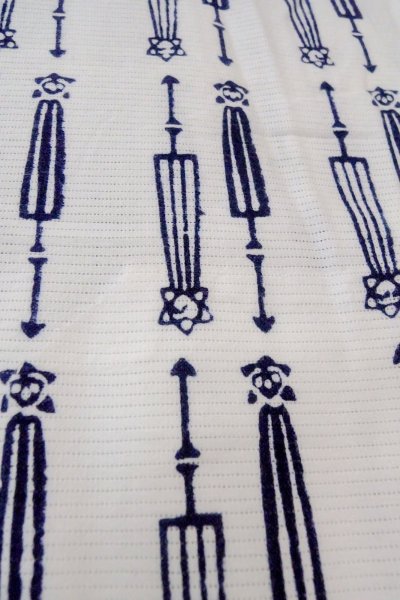 画像9: O0718X 女性用浴衣(日本製)  綿 白, 抽象的模様 【中古】【USED】【リサイクル】 ★★☆☆☆【O0718X】 (9)