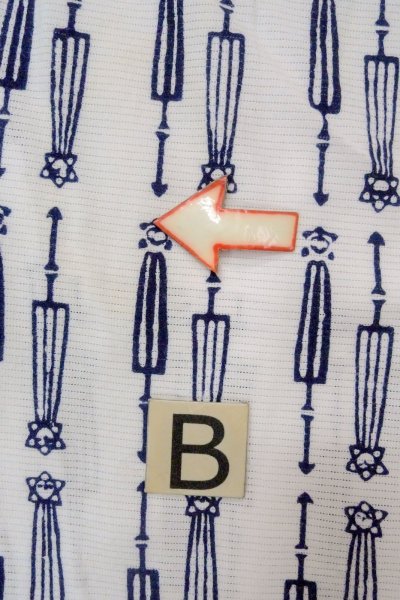 画像15: O0718X 女性用浴衣(日本製)  綿 白, 抽象的模様 【中古】【USED】【リサイクル】 ★★☆☆☆【O0718X】 (15)