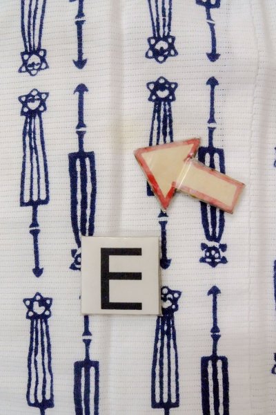 画像18: O0718X 女性用浴衣(日本製)  綿 白, 抽象的模様 【中古】【USED】【リサイクル】 ★★☆☆☆【O0718X】 (18)