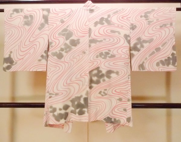 画像2: O0805N 女性用羽織  シルク（正絹） オフ　ホワイト, 流水 【中古】【USED】【リサイクル】 ★★☆☆☆【O0805N】 (2)