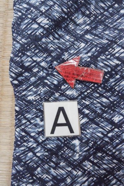 画像14: O0826D 男性用浴衣（日本製）  麻 藍, 抽象的模様 【中古】【USED】【リサイクル】 ★☆☆☆☆【O0826D】 (14)