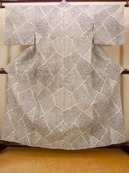 画像1: O0826N 女性用浴衣（日本製） 小千谷縮 麻 オフ　ホワイト, 花 【中古】【USED】【リサイクル】 ★★☆☆☆【O0826N】 (1)