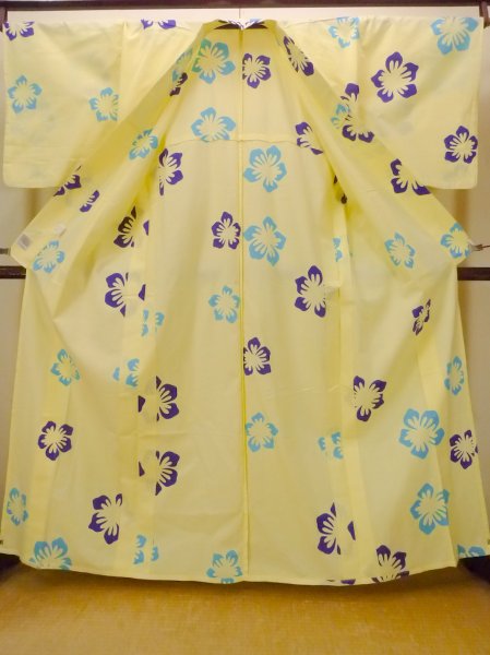 画像2: O0826Q 女性用浴衣（日本製）  綿 淡い黄色, 花 【中古】【USED】【リサイクル】 ★★★☆☆【O0826Q】 (2)