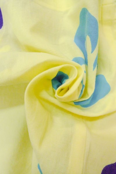 画像11: O0826Q 女性用浴衣（日本製）  綿 淡い黄色, 花 【中古】【USED】【リサイクル】 ★★★☆☆【O0826Q】 (11)