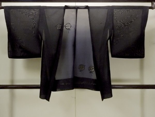 画像1: O0903B 女性用羽織  シルク（正絹） 黒, バラ 【中古】【USED】【リサイクル】 ★★★★☆【O0903B】 (1)