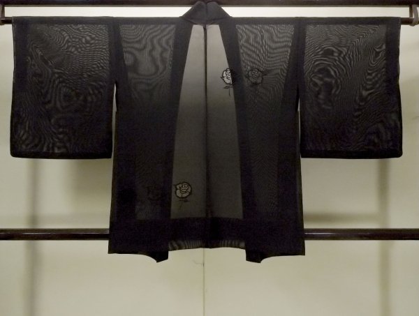 画像2: O0903B 女性用羽織  シルク（正絹） 黒, バラ 【中古】【USED】【リサイクル】 ★★★★☆【O0903B】 (2)