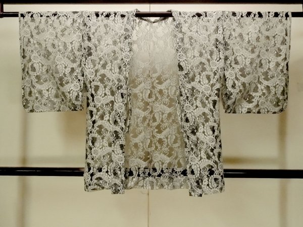 画像1: O0909K 女性用羽織  化繊 黒, 花 【中古】【USED】【リサイクル】 ★★★☆☆【O0909K】 (1)