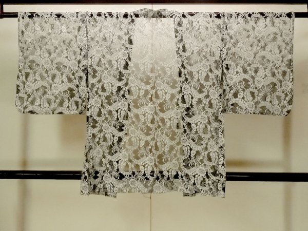 画像2: O0909K 女性用羽織  化繊 黒, 花 【中古】【USED】【リサイクル】 ★★★☆☆【O0909K】 (2)