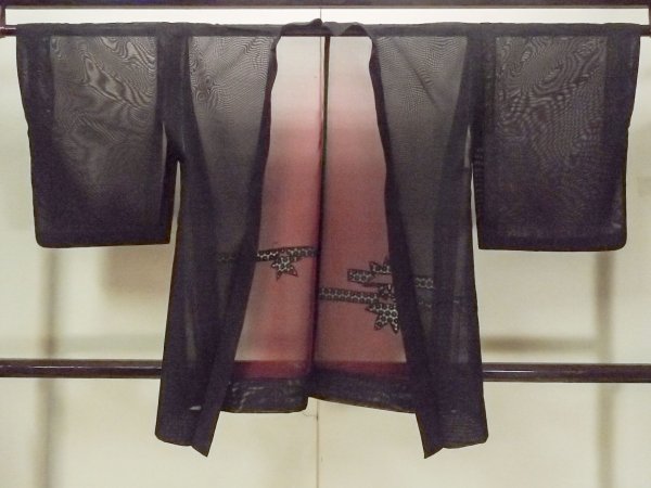 画像1: O0909T 女性用羽織  シルク（正絹） 黒, 花 【中古】【USED】【リサイクル】 ★★★★☆【O0909T】 (1)