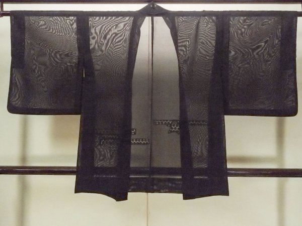 画像2: O0909T 女性用羽織  シルク（正絹） 黒, 花 【中古】【USED】【リサイクル】 ★★★★☆【O0909T】 (2)