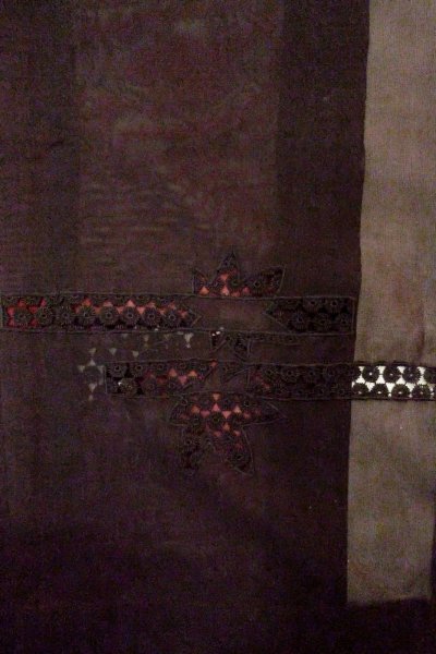 画像4: O0909T 女性用羽織  シルク（正絹） 黒, 花 【中古】【USED】【リサイクル】 ★★★★☆【O0909T】 (4)