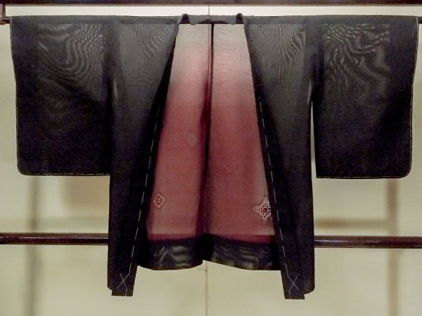 画像1: O0910B 女性用羽織  シルク（正絹） 黒, 幾何学模様 【中古】【USED】【リサイクル】 ★★★★☆【O0910B】 (1)