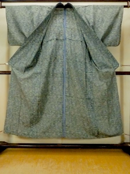 画像2: O1002N 女性用 紬   シルク（正絹） 淡い灰色,  葉 【中古】【USED】【リサイクル】 ★★☆☆☆【O1002N】 (2)