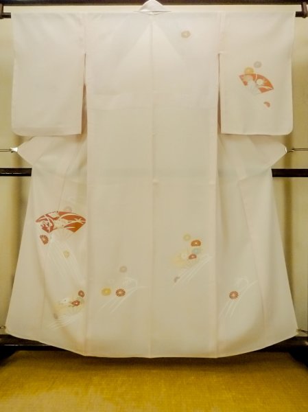 画像1: O1002V 女性用 付下げ   シルク（正絹） 薄い灰色がかった桃色,  菊 【中古】【USED】【リサイクル】 ★★☆☆☆【O1002V】 (1)