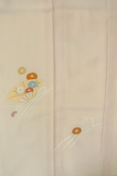 画像4: O1002V 女性用 付下げ   シルク（正絹） 薄い灰色がかった桃色,  菊 【中古】【USED】【リサイクル】 ★★☆☆☆【O1002V】 (4)