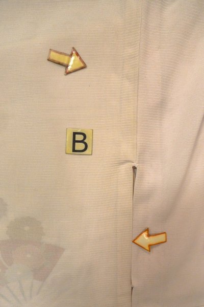 画像16: O1002V 女性用 付下げ   シルク（正絹） 薄い灰色がかった桃色,  菊 【中古】【USED】【リサイクル】 ★★☆☆☆【O1002V】 (16)