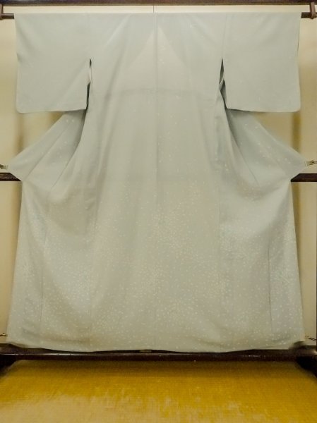 画像1: O1002W 女性用 付下げ   シルク（正絹） 薄い灰色がかった水色,  葉 【中古】【USED】【リサイクル】 ★☆☆☆☆【O1002W】 (1)