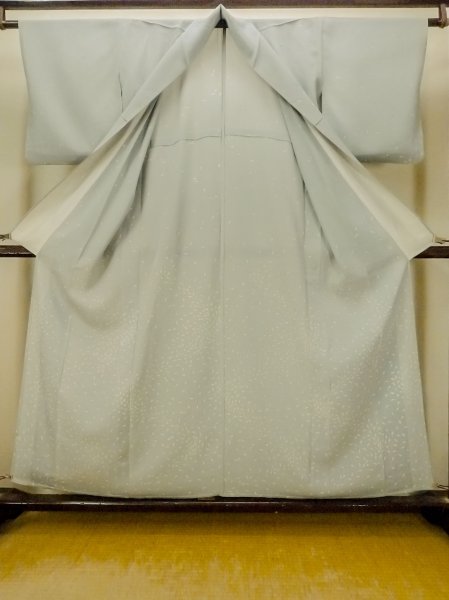 画像2: O1002W 女性用 付下げ   シルク（正絹） 薄い灰色がかった水色,  葉 【中古】【USED】【リサイクル】 ★☆☆☆☆【O1002W】 (2)