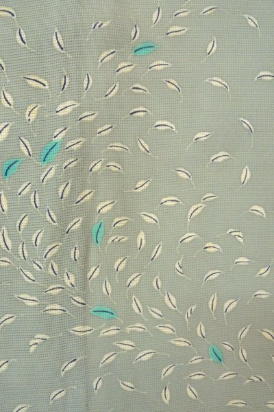画像5: O1002W 女性用 付下げ   シルク（正絹） 薄い灰色がかった水色,  葉 【中古】【USED】【リサイクル】 ★☆☆☆☆【O1002W】 (5)