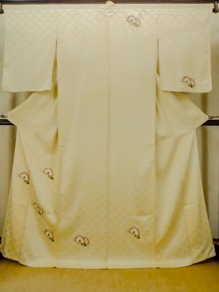 画像1: O1002X 女性用 付下げ   シルク（正絹） 光沢のある薄い黄色,  車輪 【中古】【USED】【リサイクル】 ★★★☆☆【O1002X】 (1)