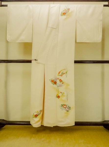 画像2: O1002Z 女性用 訪問着   シルク（正絹） 淡いアイボリー,  花 【中古】【USED】【リサイクル】 ★★☆☆☆【O1002Z】 (2)
