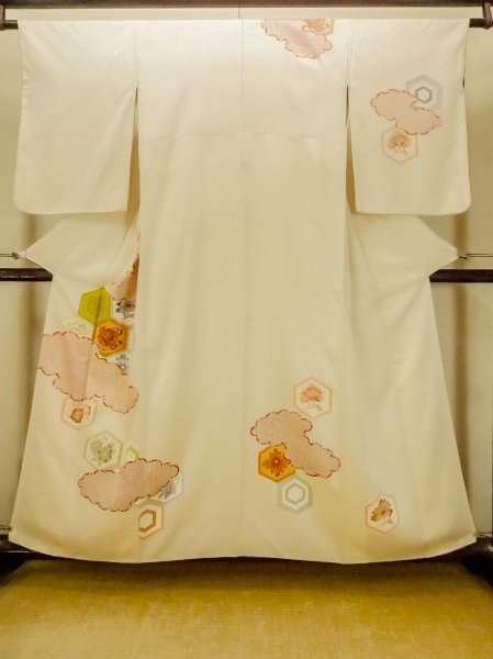 画像1: O1003A 女性用 訪問着   シルク（正絹） 光沢のあるアイボリー,  花 【中古】【USED】【リサイクル】 ★★☆☆☆【O1003A】 (1)