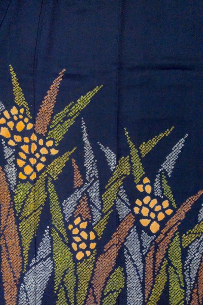 画像4: O1003C 女性用 訪問着   シルク（正絹） 深い藍,  花 【中古】【USED】【リサイクル】 ★★☆☆☆【O1003C】 (4)