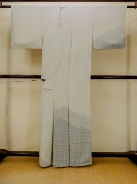 画像2: O1003D 女性用 訪問着   シルク（正絹） 淡い灰色がかった水色,  菊 【中古】【USED】【リサイクル】 ★★☆☆☆【O1003D】 (2)