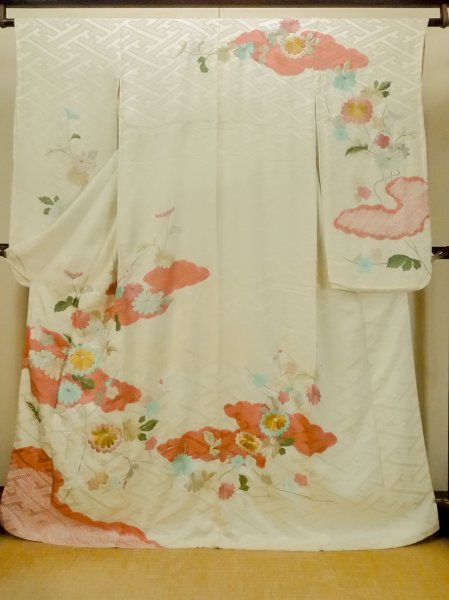画像1: O1003F 女性用 振袖   シルク（正絹） 光沢のある白,  菊 【中古】【USED】【リサイクル】 ★★☆☆☆【O1003F】 (1)